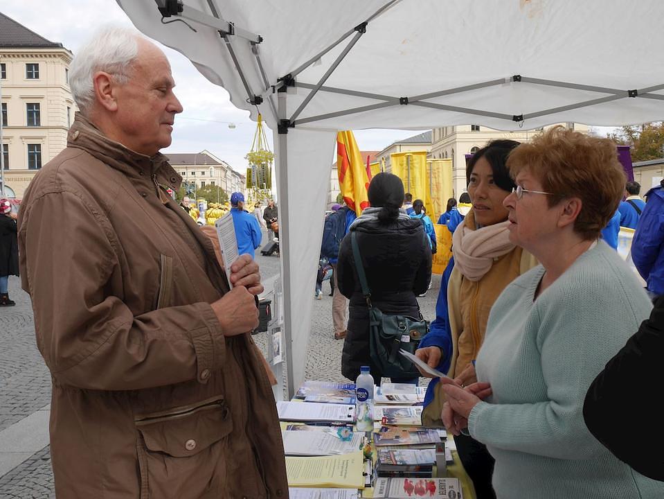 Prolaznici saznavaju za Falun Gong i aktualan progon u Kini.