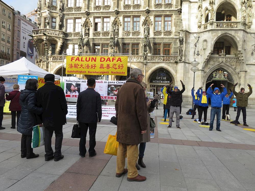 Grupne vježbe na Marienplatzu.