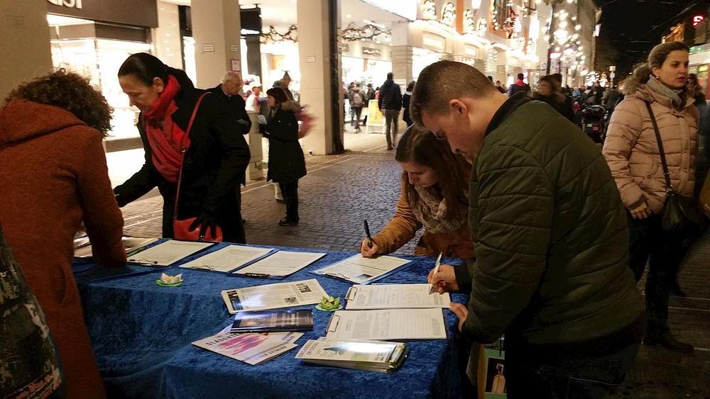 Bdijenje uz svijeće u spomen onima koji su ubijeni u progonu.