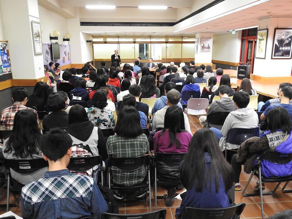 Prikazivanje dokumentarnog filma <i>Ljudska žetva: Ilegalna trgovina organima u Kini</i>, na Državnom univerzitetu Chung Cheng 8. decembra 2016. godine.