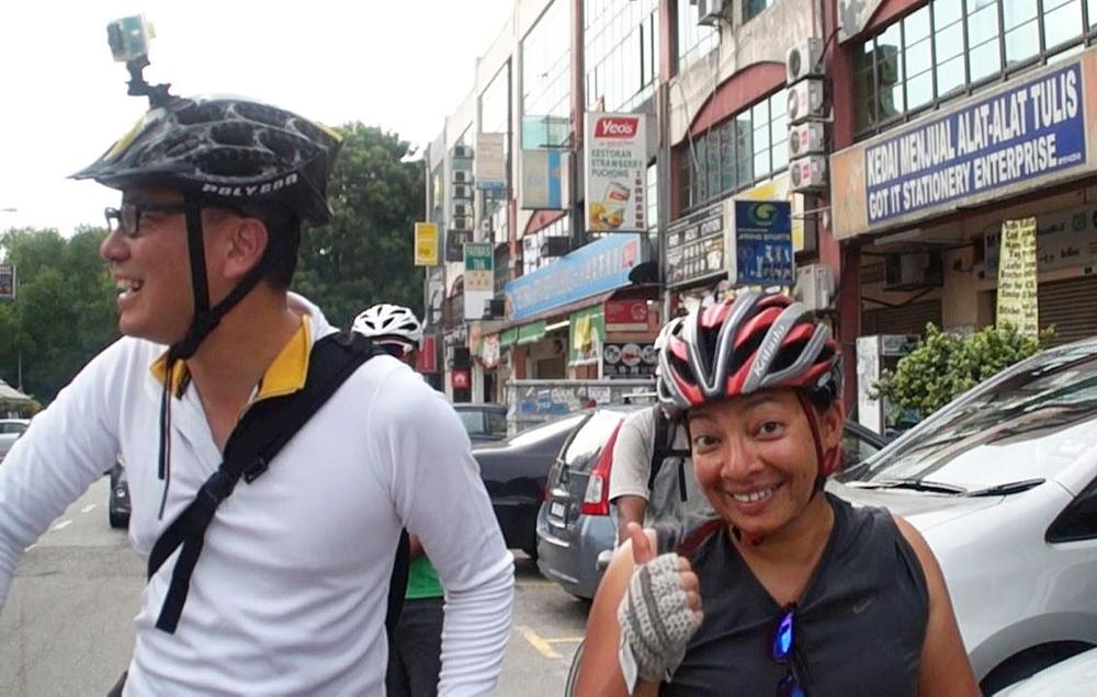 Prolaznici pokazuju svoju podršku.