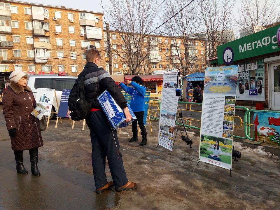 Ljudi čitaju o Falun Gongu i progonu