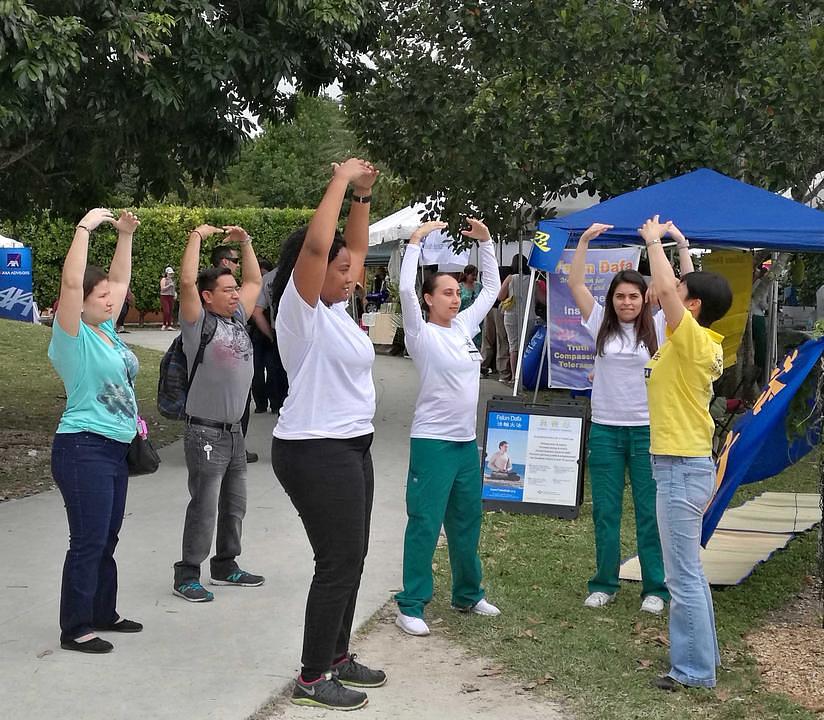 Neki su prolaznici na licu mjesta učili vježbe.