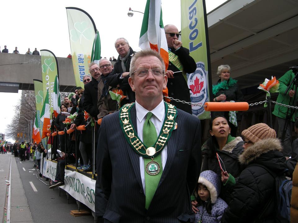 Organizator parade Alan Louther je primijetio da na paradi svake godine toplo dočekaju Falun Gong izvođače 