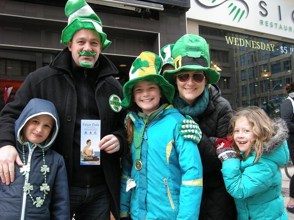 Profesor William Dale je sa porodicom gledao paradu i komentirao da je Falun Gong grupa bila izvrsna 