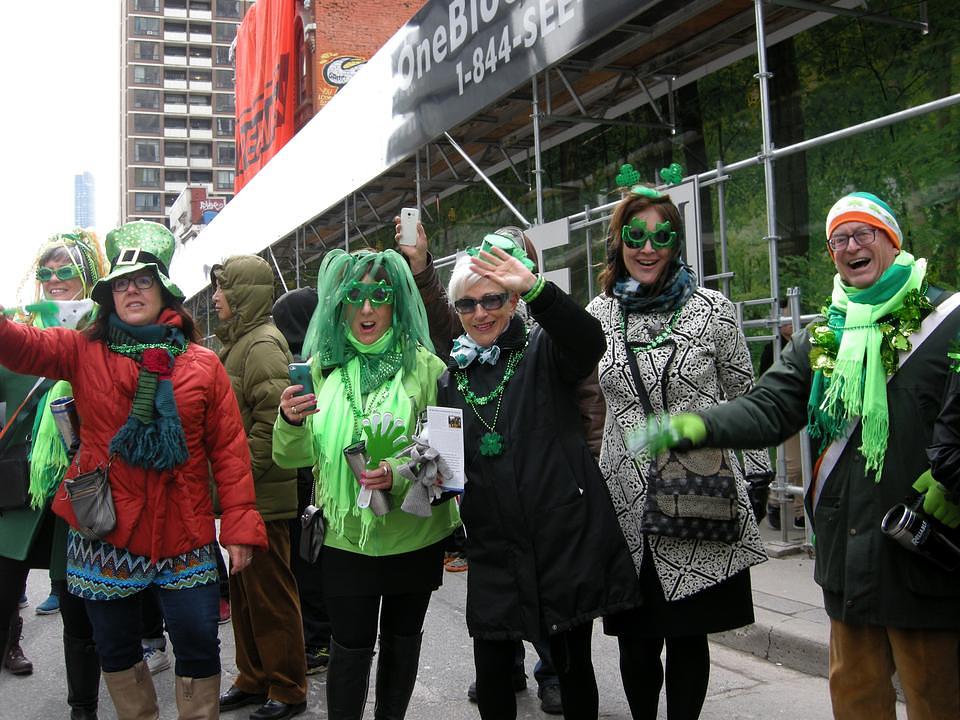 Jenyfer Burnn (na slici u sredini) je upoznata sa progonom Falun Gonga u Kini. Izjavila je: „Falun Gong grupa je prelijepa, jako mi se sviđaju.“ Gđa. Burnn osuđuje kršenje ljudskih prava u Kini, i nada se da će ljudi u Kini privesti bivšeg predsjednika Jiang Zemina pred lice pravde, zbog njegove uloge u progonu. 
