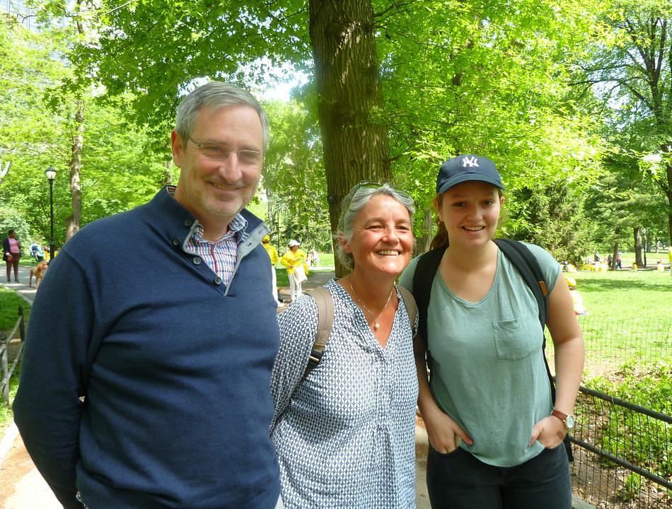 Porodica Gaanthiliggere je zaželjela praktikantima dobru sreću.