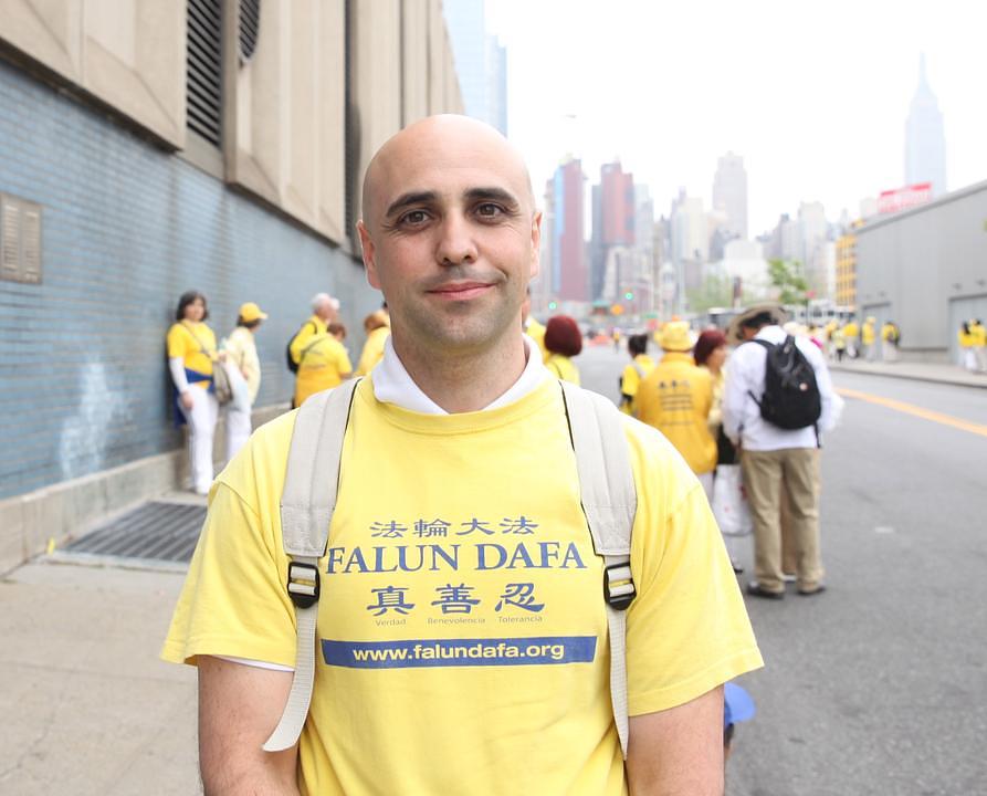 Praktikant iz Španije, Jorge Gimeno je kazao kako je odgovore na mnoga pitanja o životu, koja je sebi postavljao, pronašao u knjizi Zhuan Falun.