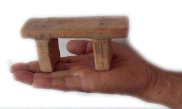 Minijaturna stolica koju zatvorske vlasti koriste za mučenje Falun Gong praktikanata.