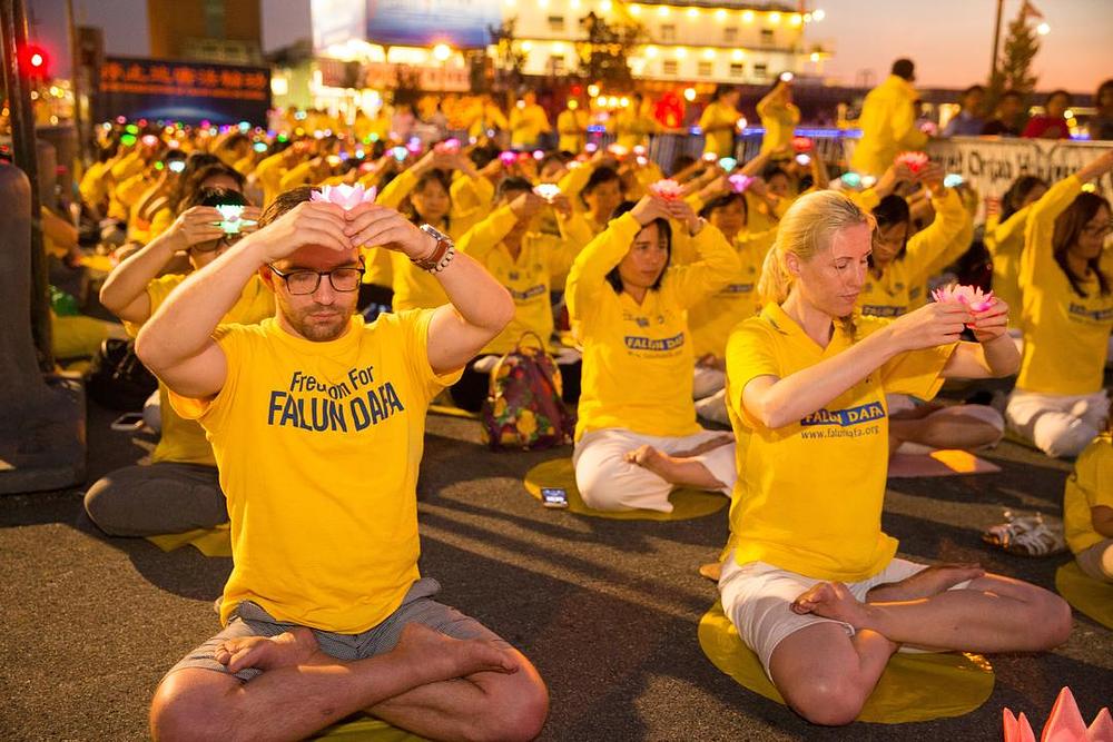 Praktikanti Falun Dafa okupljeni ispred kineskog konzulata u New Yorku 20. jula 2016. godine pozivaju na okončanje progona dugog 17 godina koji vrši Kineska komunistička partija. Najmanje je 4.030 praktikanata umrlo od pretrpljene torture u policijskim kazamatima u Kini.