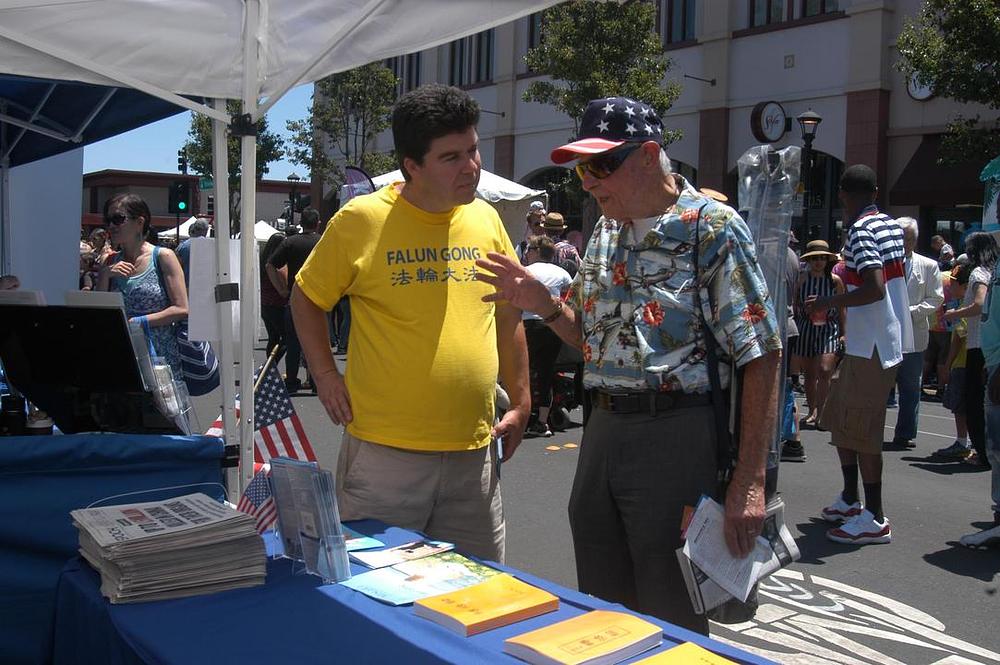 Umirovljeni oficir avijacije je veoma dobro upoznat sa progonom. On veoma podržava miroljubivu borbu za slobodu Falun Gonga.