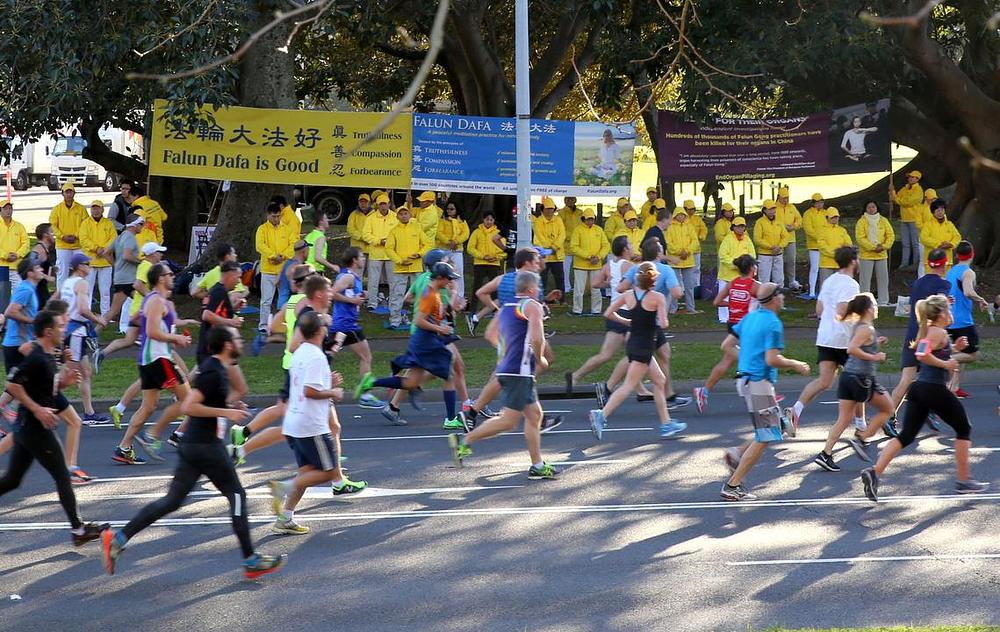 Trkači su imali priliku vidjeti transparente praktikanta Falun Gonga.