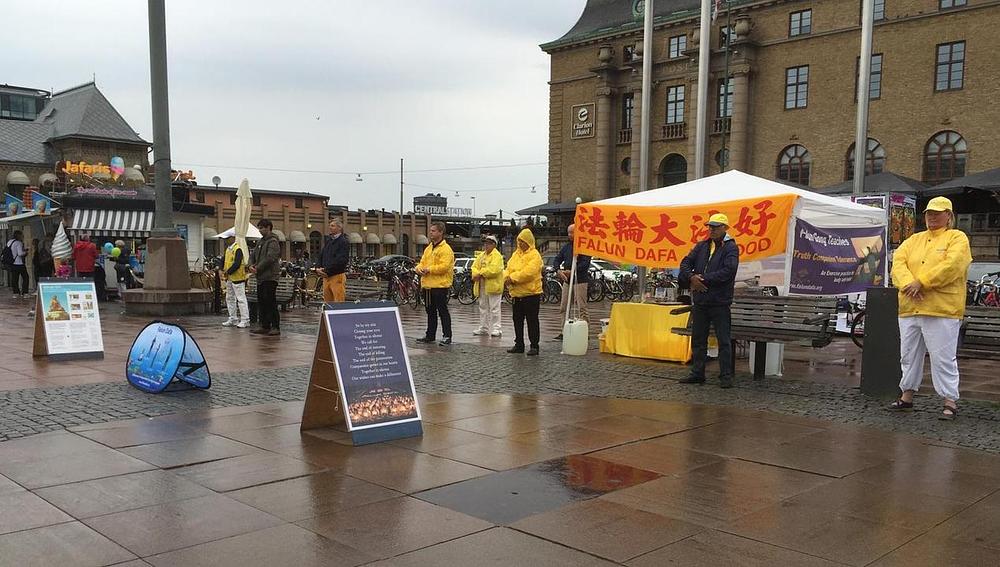 Praktikanti Falun Gonga demonstriraju vježbe na Festivalu kulture u Geteborgu.