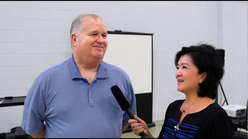 Dr. Thomas Hallman, penzionisani kancelar Univerziteta, se pridružio studentima prvog kursa i zainteresovan je da nauči više o Falun Gongu.