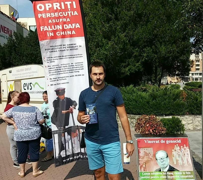 Cristina i Cosmin podržavaju Falun Gong. 