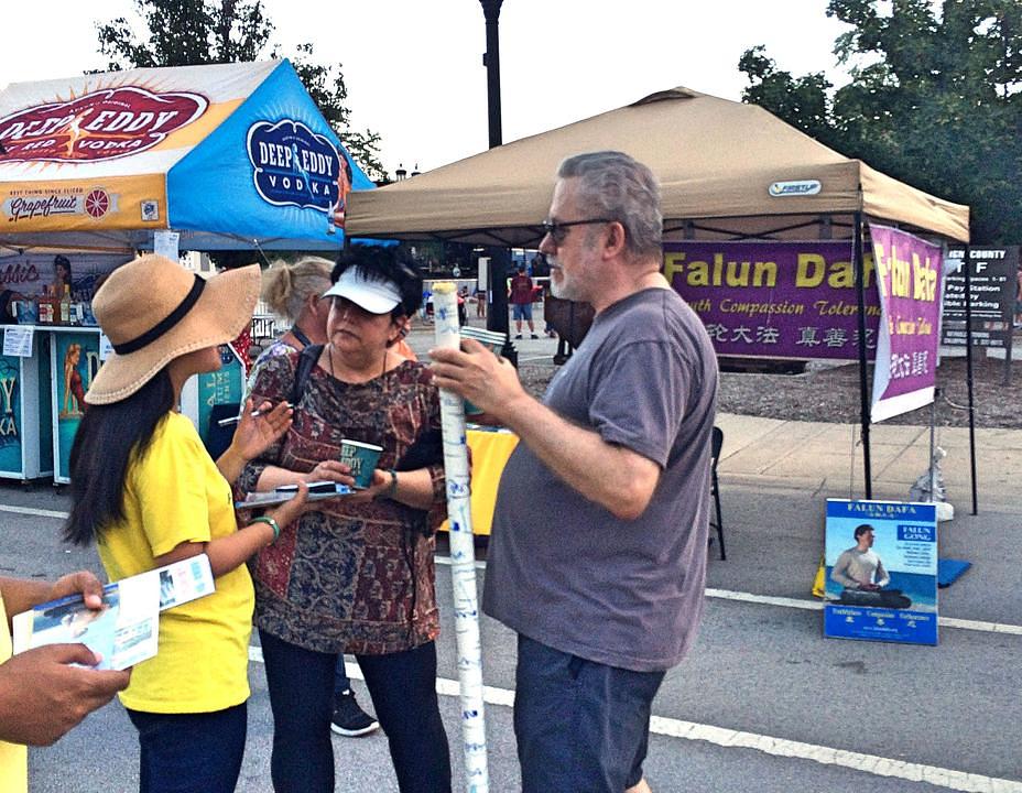 Objašnjavanje istine o Falun Gongu na Festivalu slatkog kukuruza u Urbanu, u Ilinoju. 