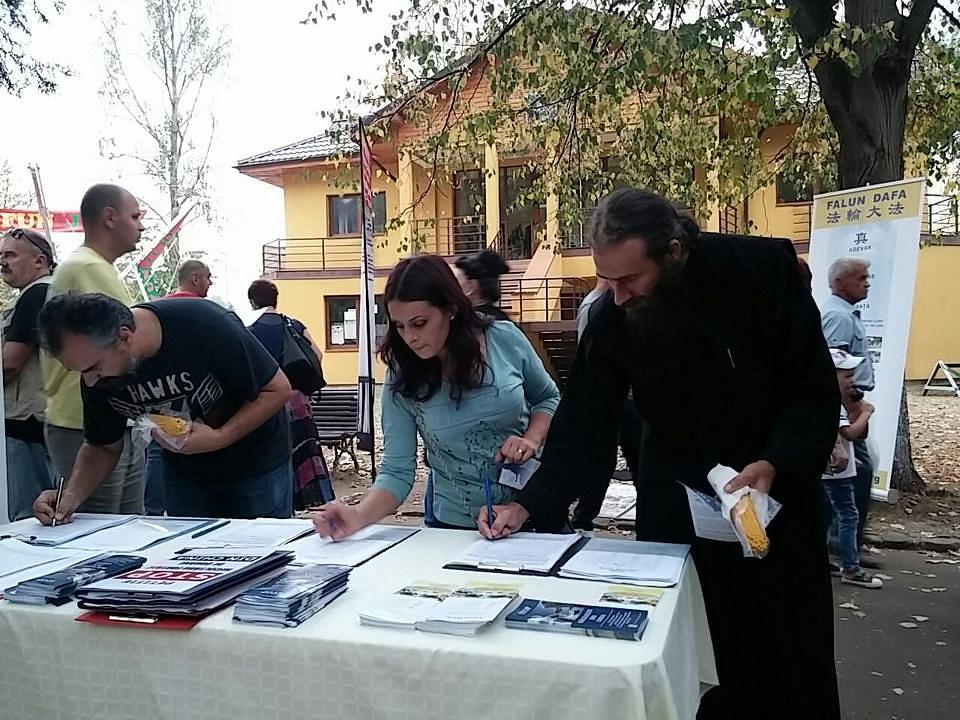 Potpisivanje peticije koja osuđuje prisilno oduzimanje organa u Kini.