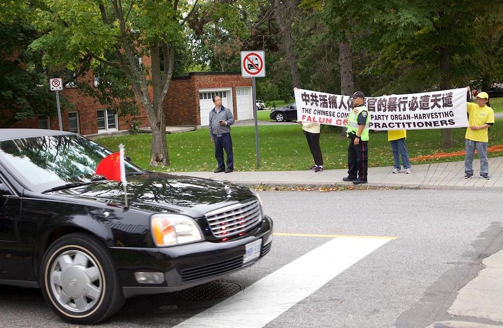 Falun Gong transparenti ispred dvorane Rideau. 
