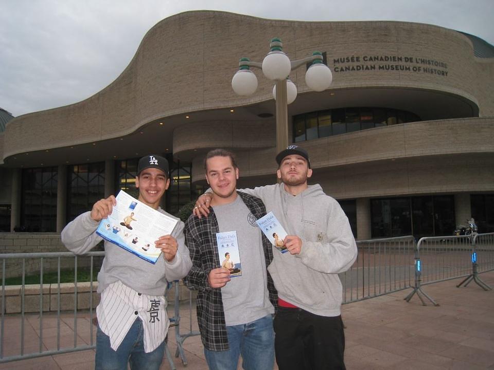 Omar (lijevo), Vincente (u sredini) i Alexander (desno), studenti iz Quebeca, stoje ispred Kanadskog istorisjkog muzeja. 