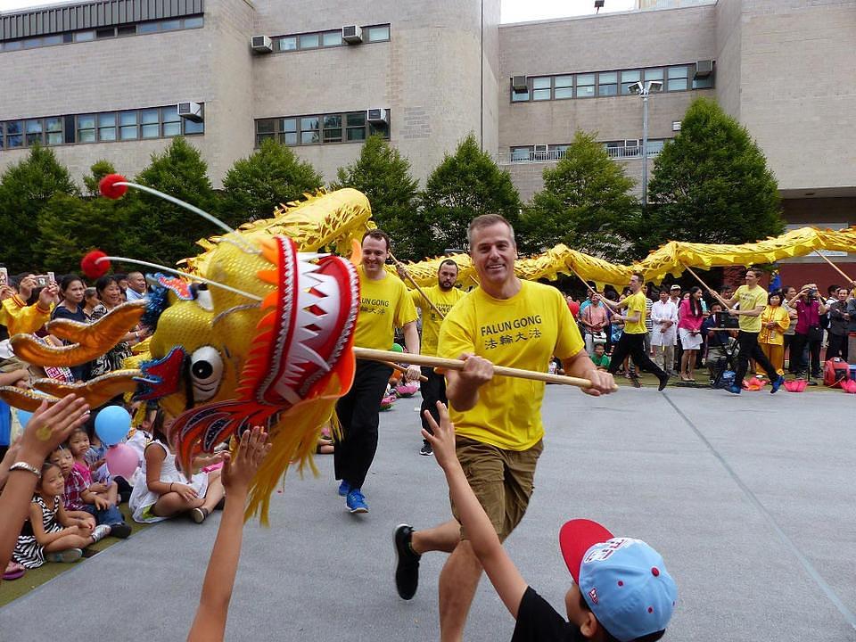 Zmajev ples koji su izveli zapadnjački praktikanti.