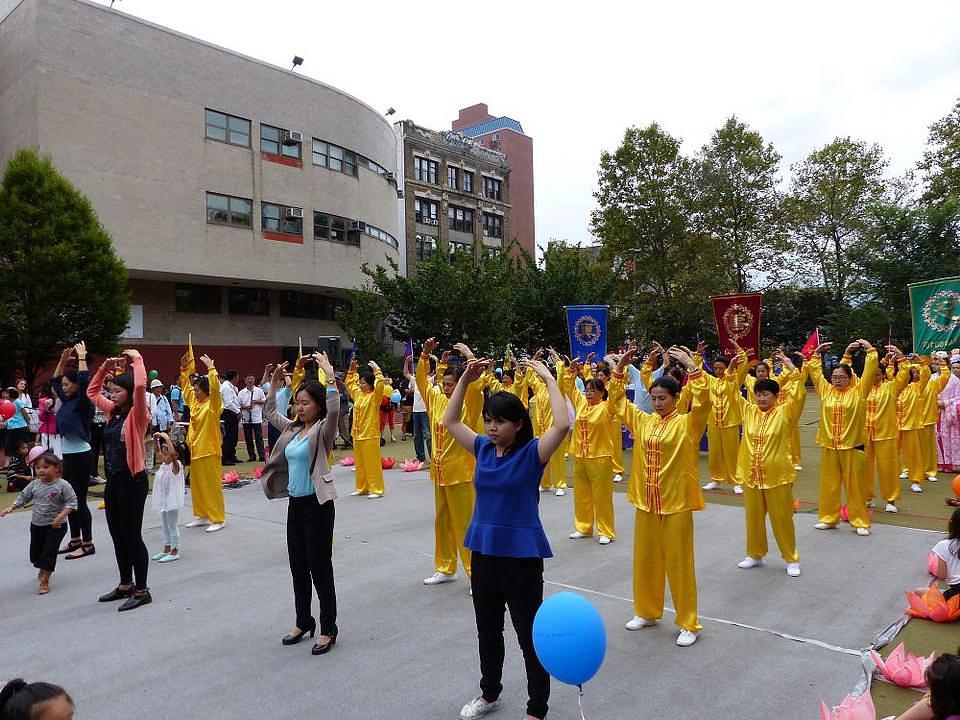 Demonstracija Falun Gong vježbi.