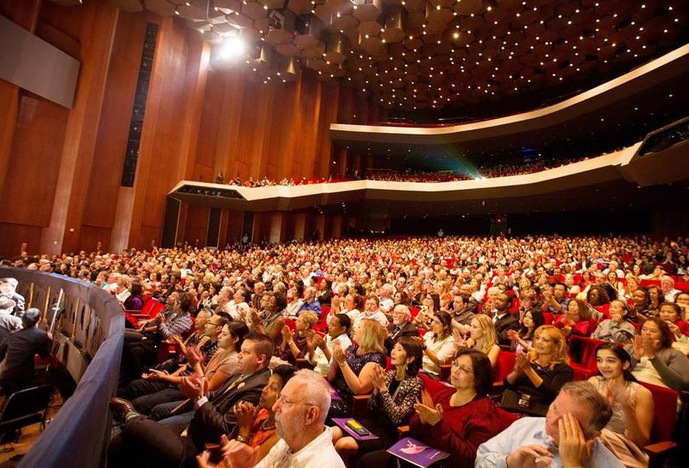 Predstava Shen Yuna u dvorani za scenske umjetnosti Jones Hall u Houstonu u Texasu.