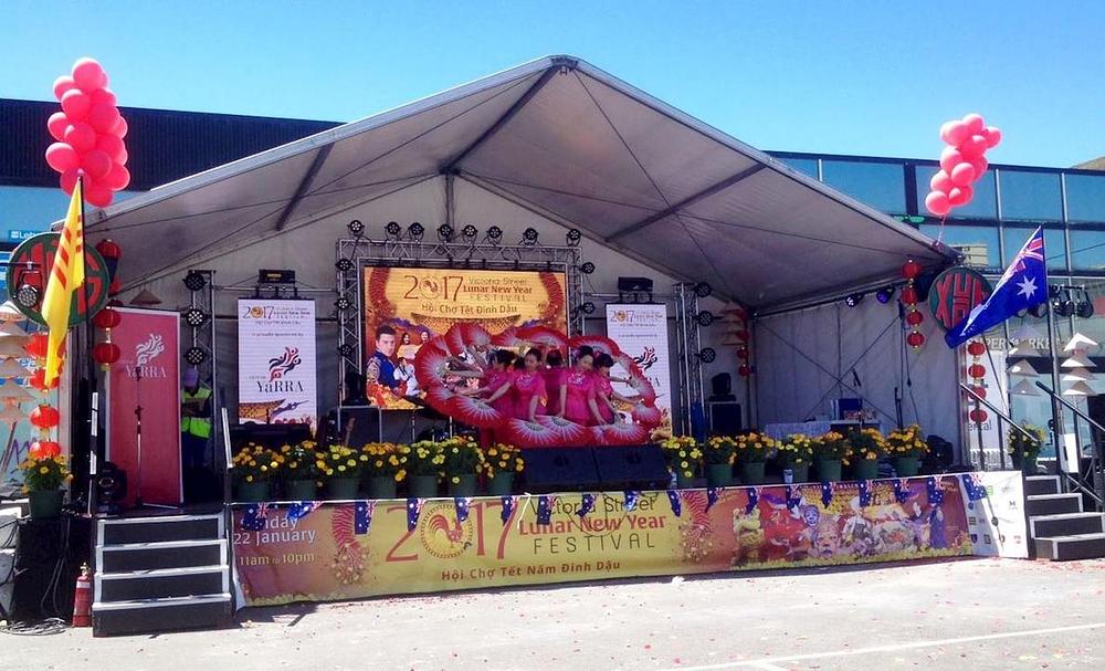 Praktikantice izvode ples sa lepezama 