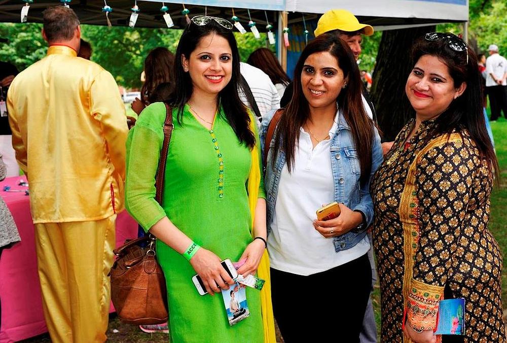 Sonia Dhillon, (u sredini) i njene prijateljice na praktikantskom štandu. 