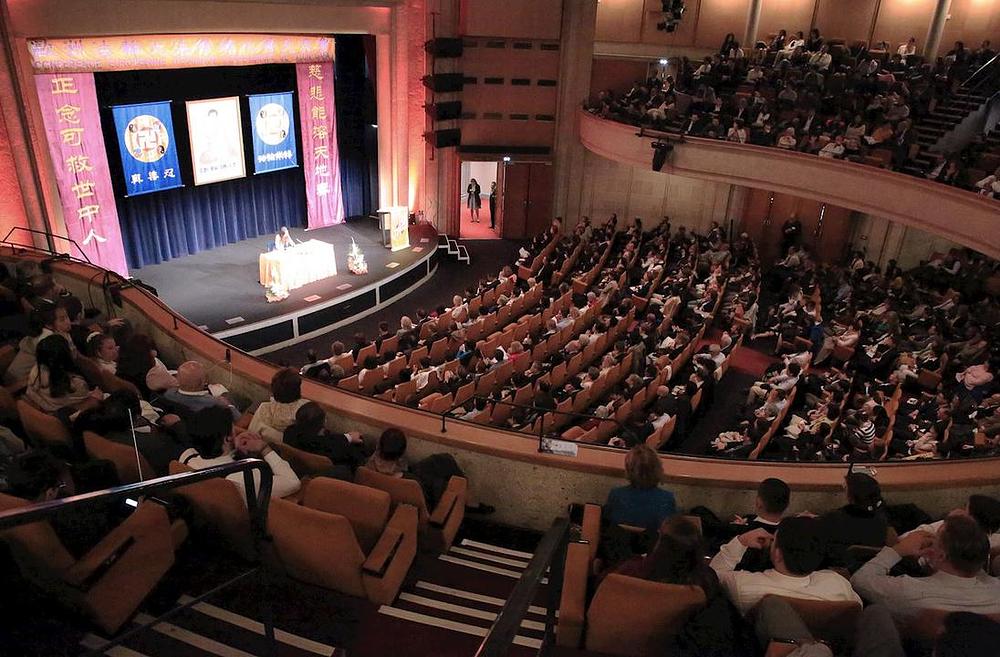 Praktikanti iz više od 30 zemalja su  učestvovali na Evropskoj Falun Dafa konferenciji za razmjenu iskustava 2017. godine u Parizu 1. oktobra 