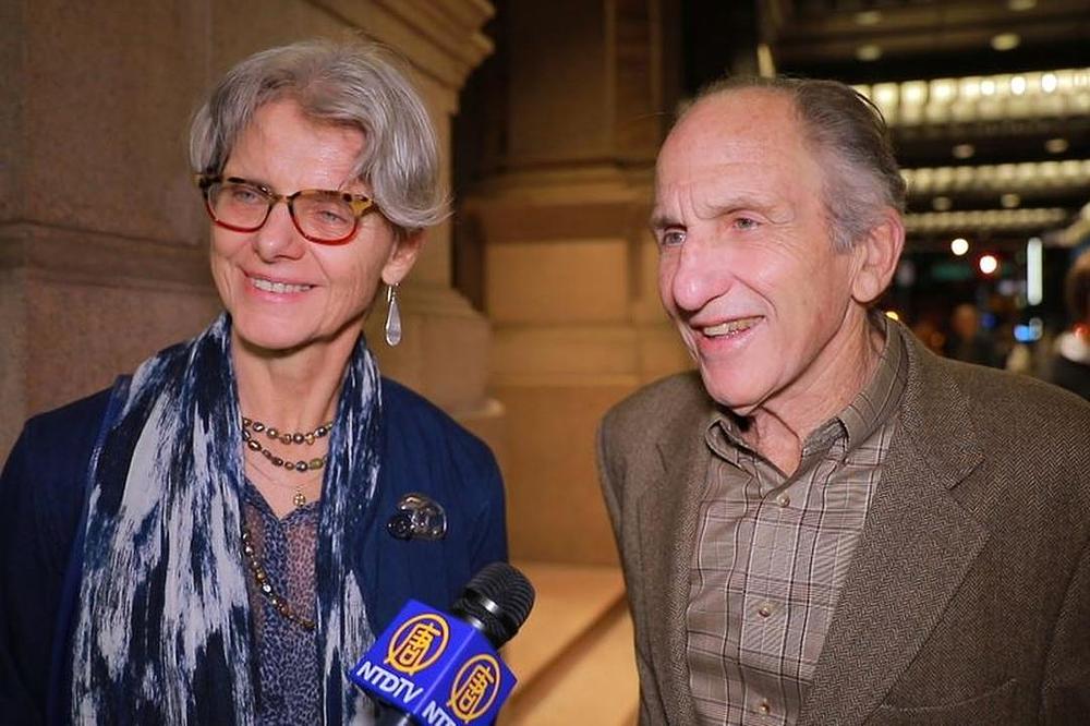 Ted Marmor, profesor političkih nauka na Yale University i Kieke Okma, umirovljena profesorica u dvorani Carnegie Hall 14. oktobra.
 