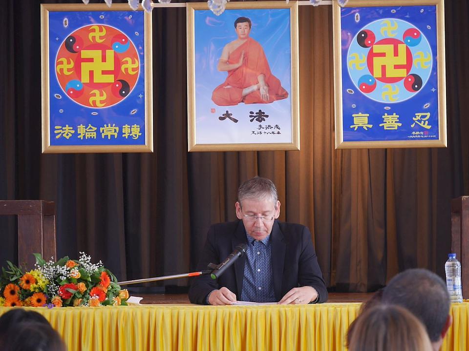 Peter govori na konferenciji 