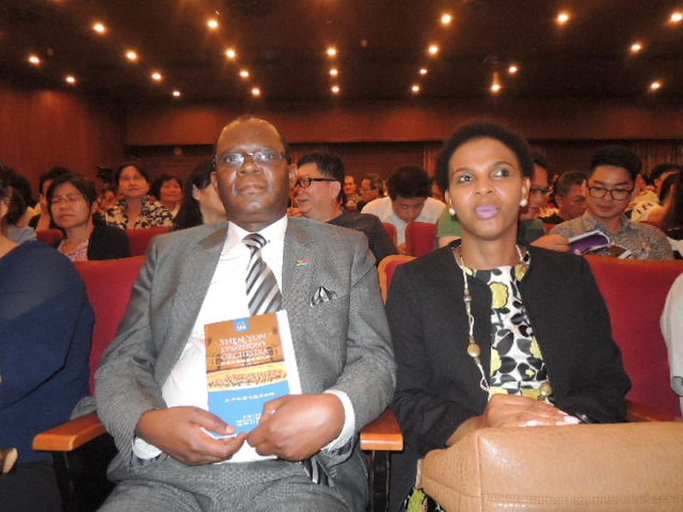 Seraki Matsebe, Južnoafrički predstavnik na Tajvanu, gledao predstavu u Taipeiju 3. oktobra.
