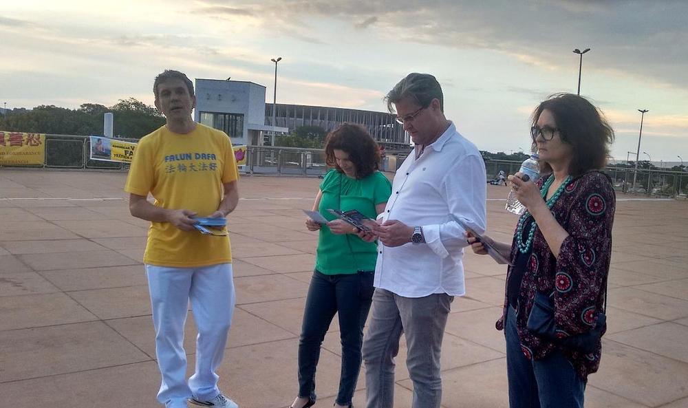 Praktikanti predstavljaju Falun Dafa