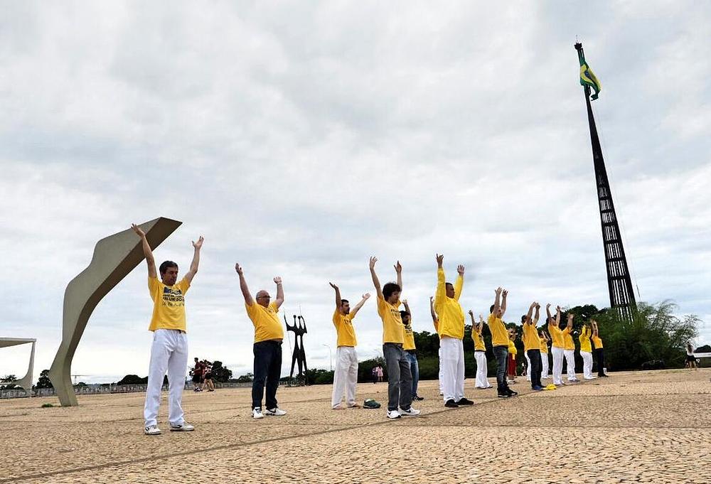 Izvođenje grupnih vježbi na trgu Tri snage