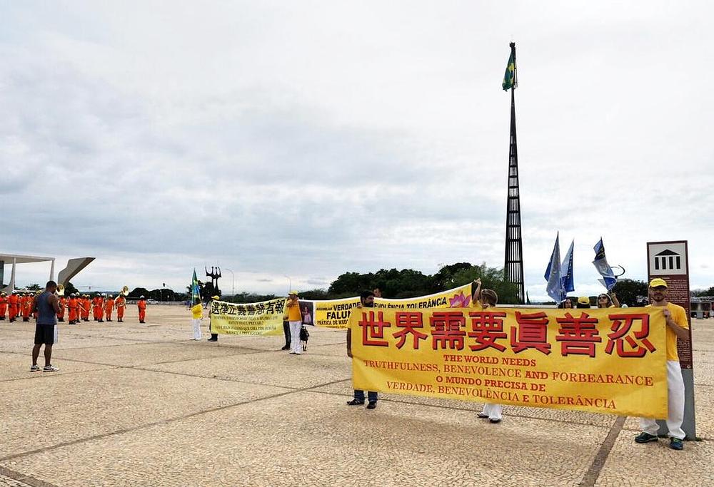 Transparent izložen na trgu Tri snage