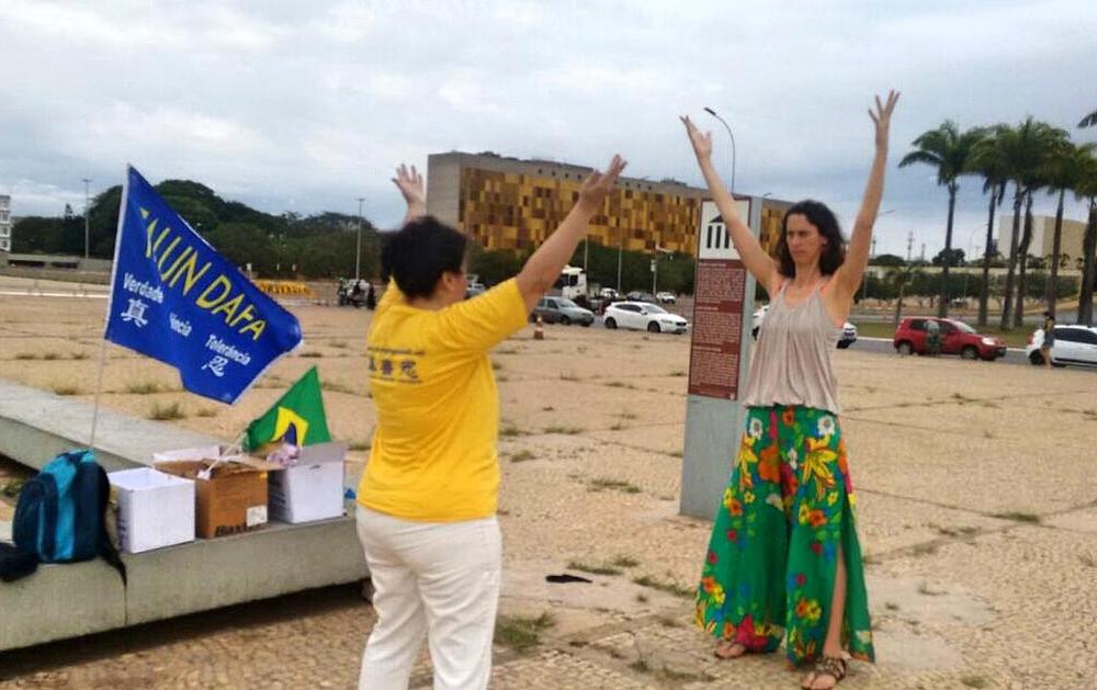 Praktikantica demonstrira izvođenje vježbi