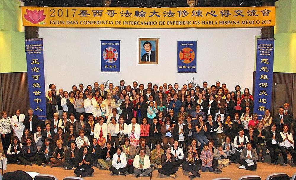 Učesnici poziraju za grupnu fotografiju sa kojom će poslati pozdrave Učitelju