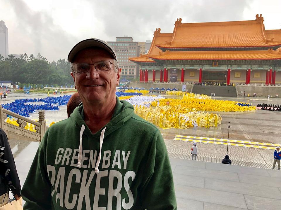  Stern podržava svoju suprugu koja prakticira Falun Gong