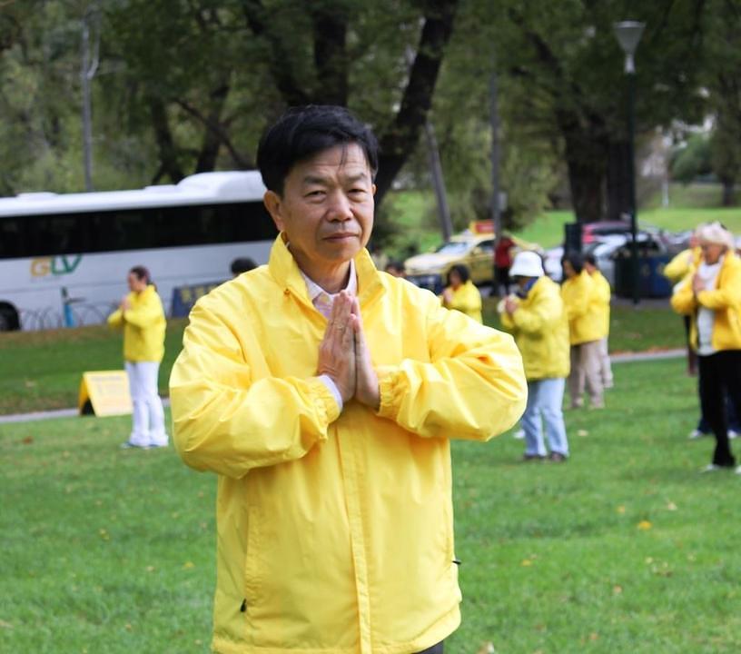 Gosp Liu zahvaljuje Učitelju Li Hongzhiju što mu je obnovio život.