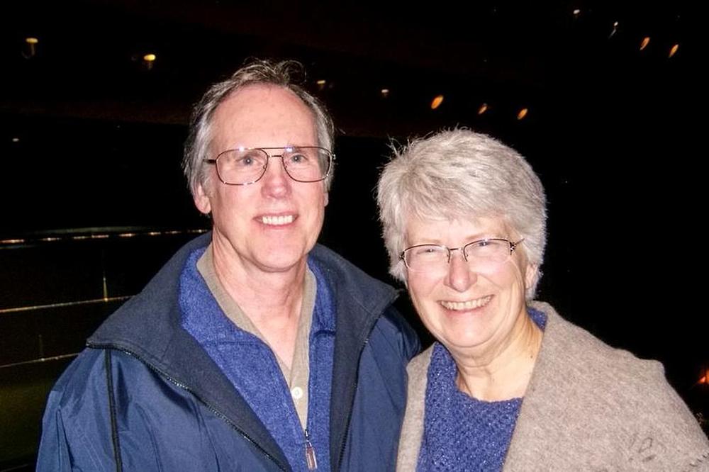 Diana James, autorica, umjetnica i bivša direktorica sa suprugom Georgeom u dvorani