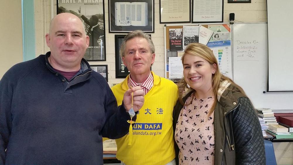 Praktikant Falun Gonga sa nastavnicima škole 