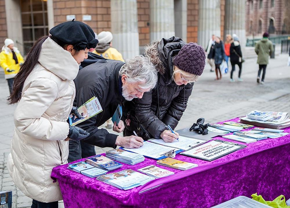 Potpisivanje peticije kojom se osuđuje progon.