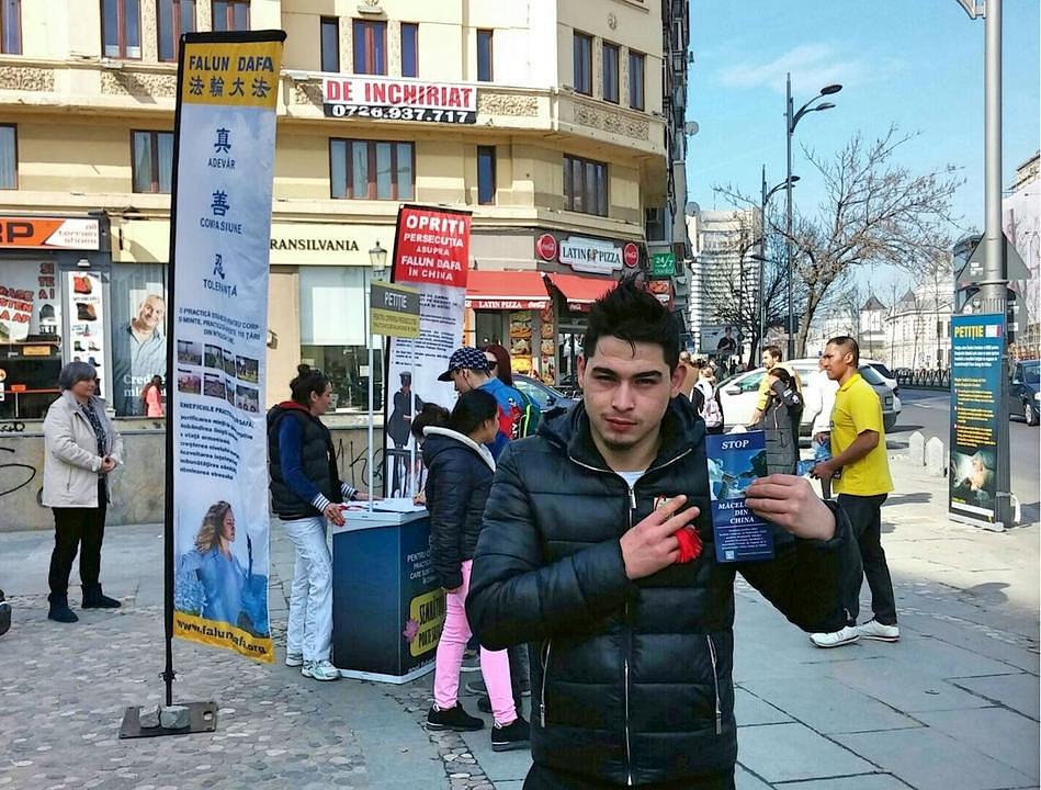 Ovaj je mladi čovjek devet godina živio u Kini. On je izrazio svoju podršku miroljubivom otporu praktikanata progonu Falun Dafa.