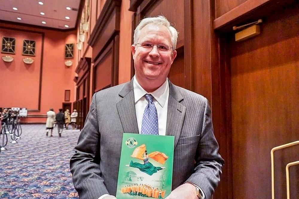 John Hunt, stariji potpredsjednik u Itasca Bank & Trust. Co., na Shen Yun  predstavi u Rosemontu u Illinoisu 10. marta 2017. godine.