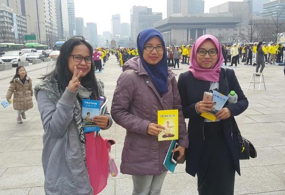 Mnogi su turisti uživali učeći vježbe.