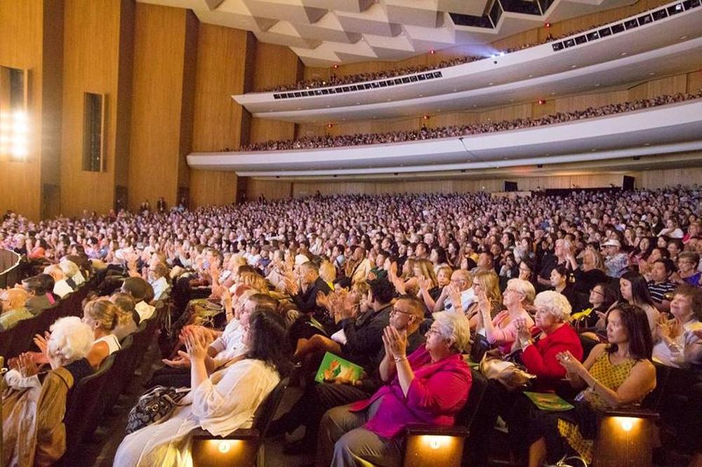 Predstava međunarodne grupe Shen Yuna u pozorištu Terrace u Long Beachu u Californiji 23. aprila 2017. godine.