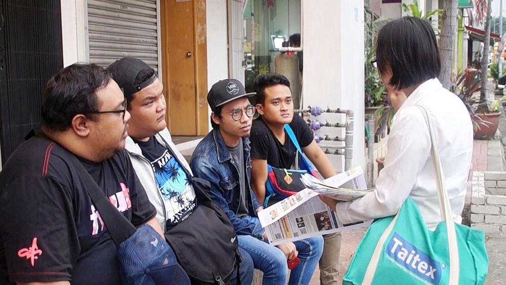 Azman (prvi slijeva) nije prije čuo za progon. Nakon razgovora sa praktikantima on je izrazio svoju podršku Falun Gongu.