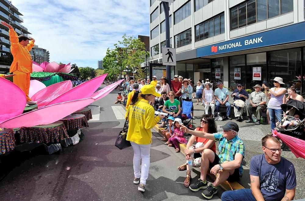 Nuđenje Falun Dafa letaka gledaocima