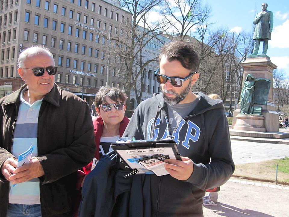Prolaznici potpisuju peticiju podrške nakon što su čuli za progon u Kini.