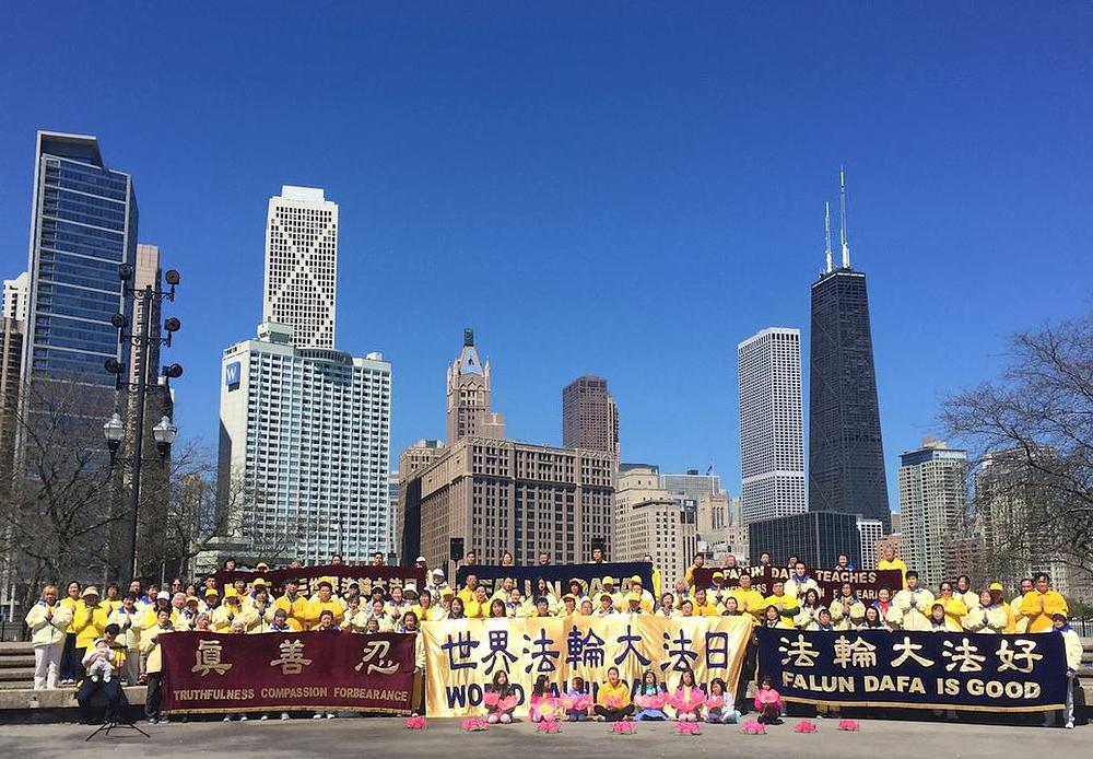 Okupljanje praktikanata iz šire oblasti Chicaga kako bi izrazili svoju zahvalnost Učitelju Li Hongzhiju na njegov rođendan.